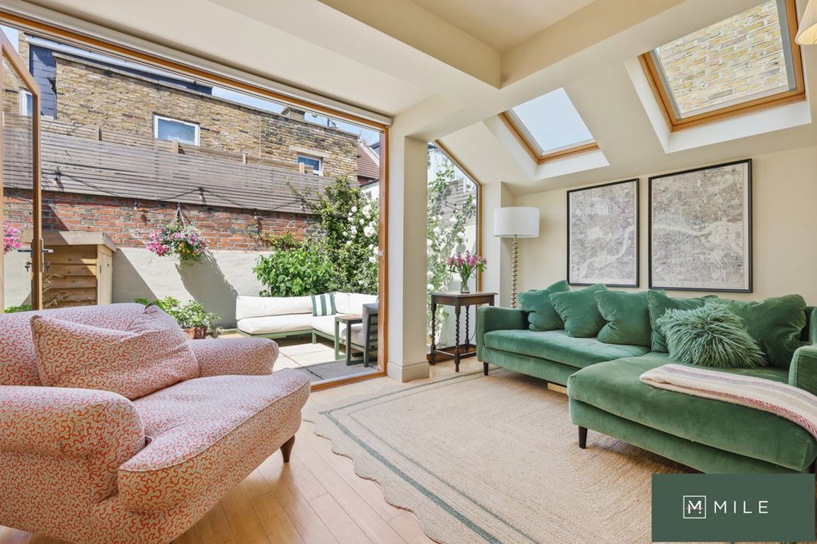 2 bed property in Ravensworth Road, London