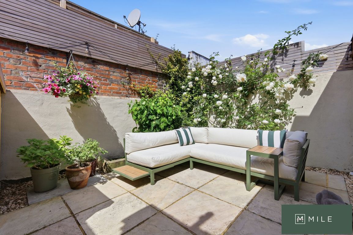 2 bed property in Ravensworth Road, London