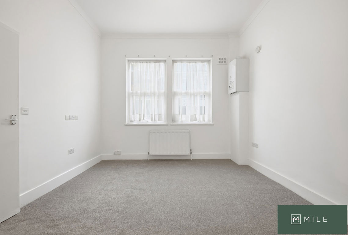 3 bed property in High Street, London