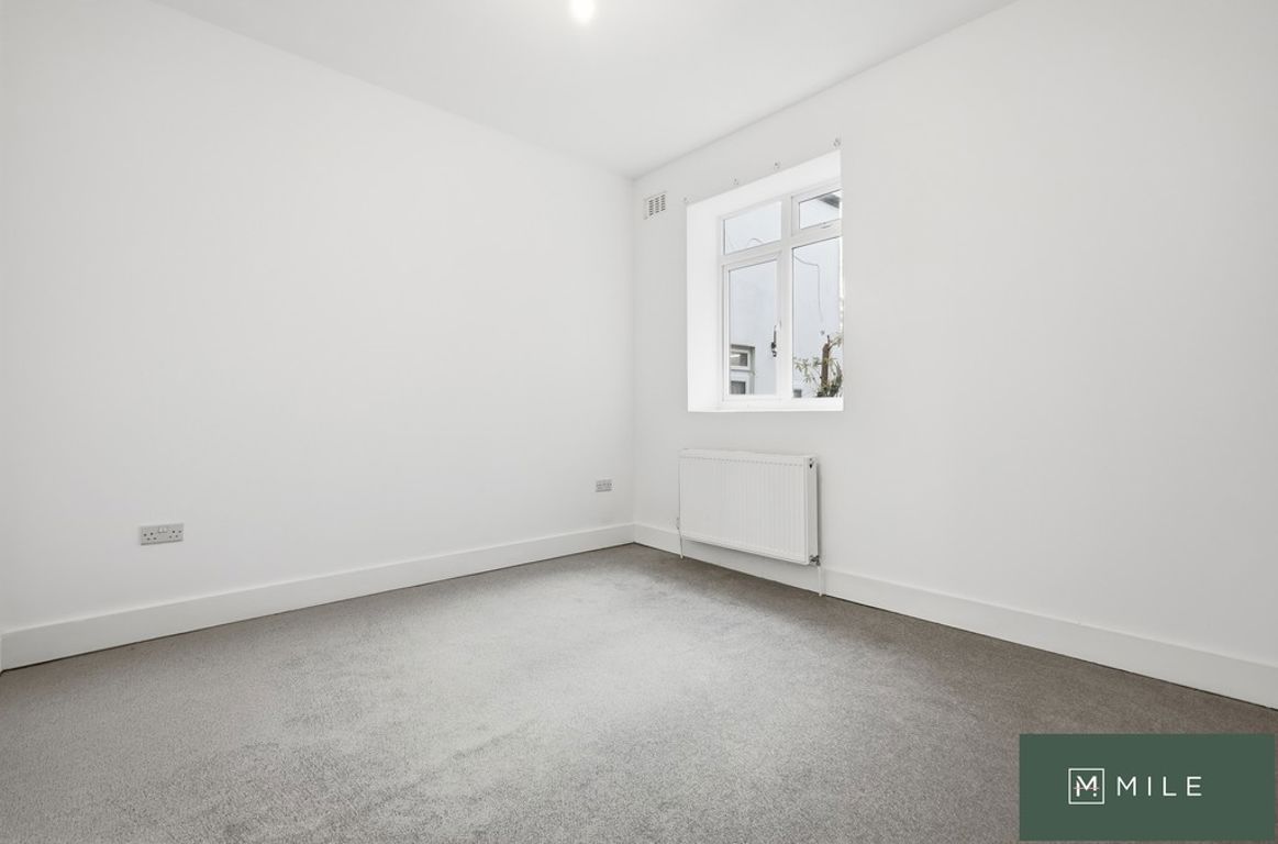 3 bed property in High Street, London