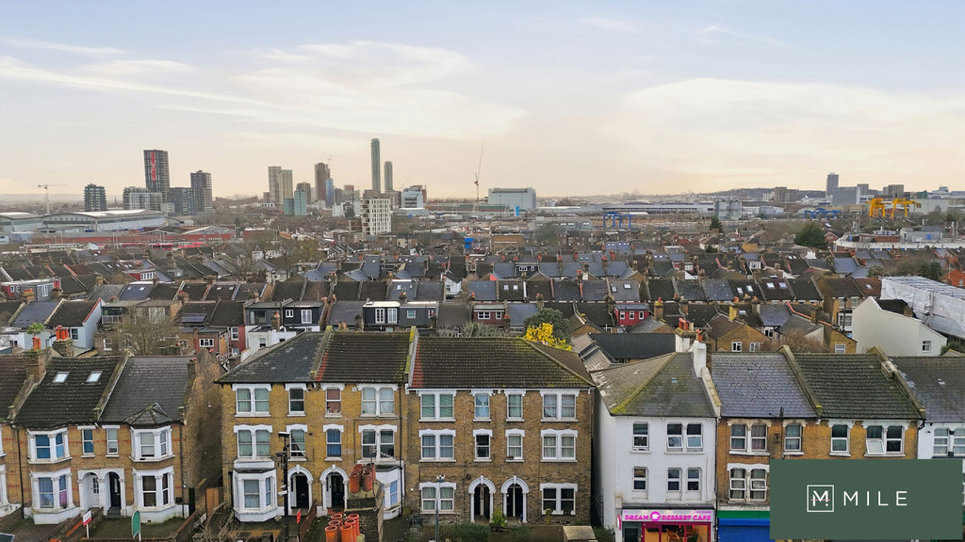 3 bed property in High Street, London