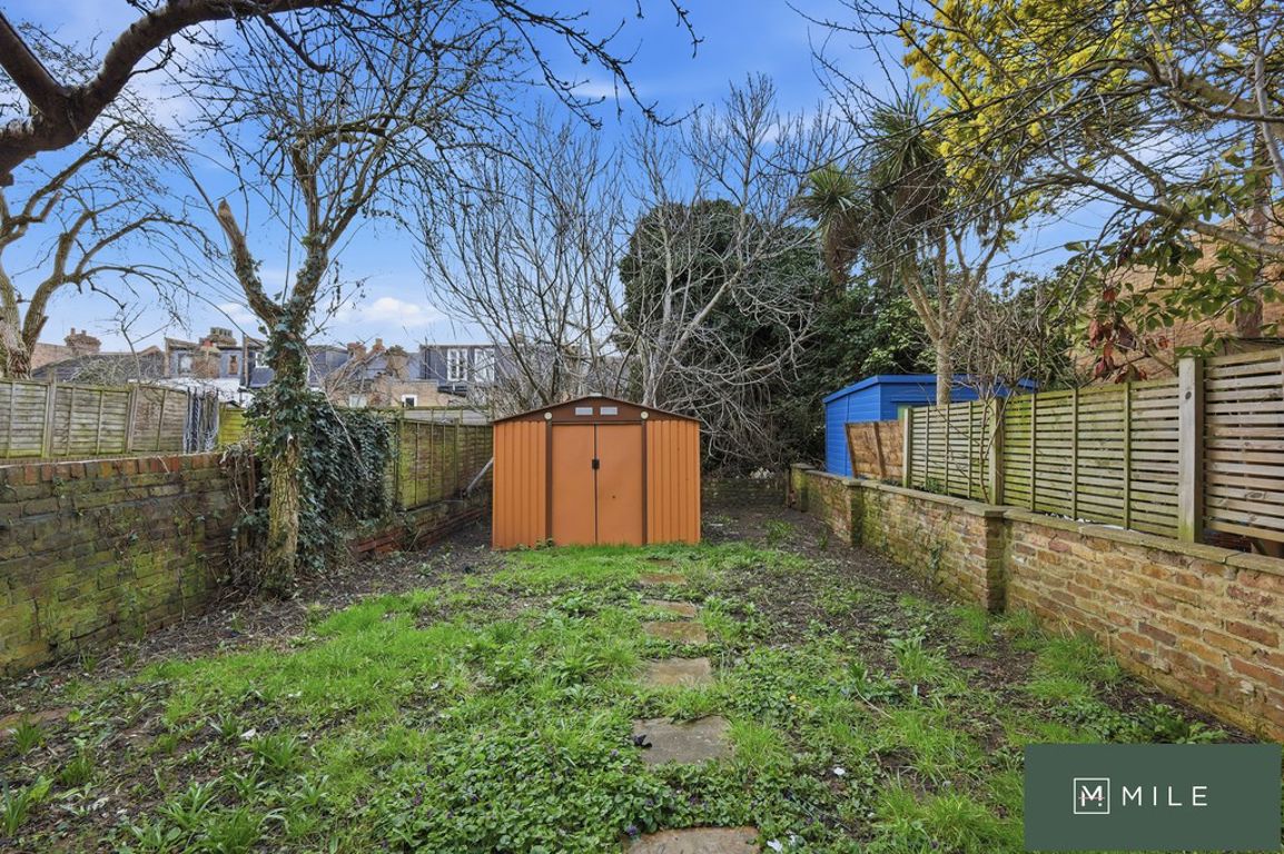 3 bed property in High Street, London