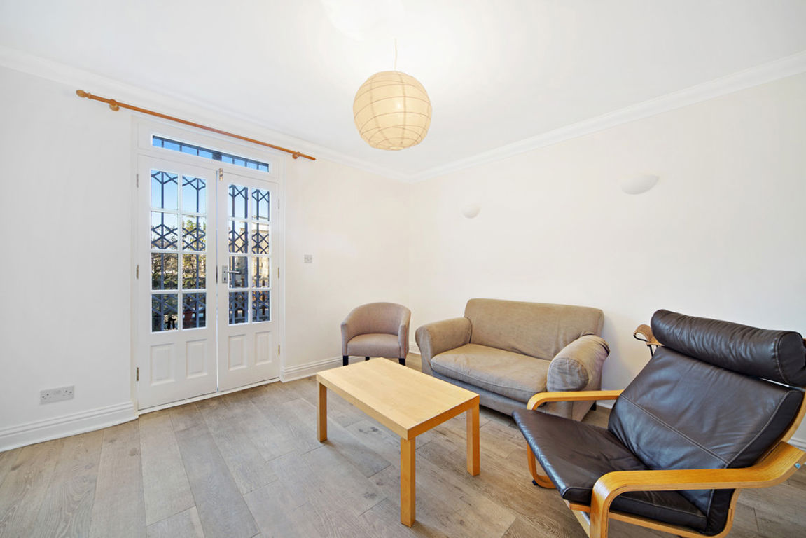 2 bed property in Chamberlayne Road, London