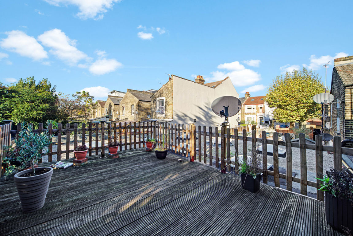 2 bed property in Chamberlayne Road, London
