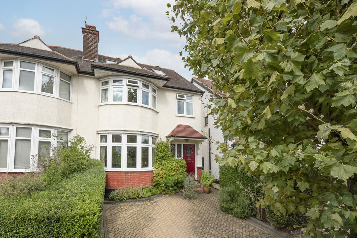 5 bed property in Dollis Hill Avenue, London