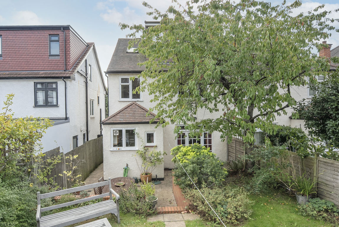 5 bed property in Dollis Hill Avenue, London