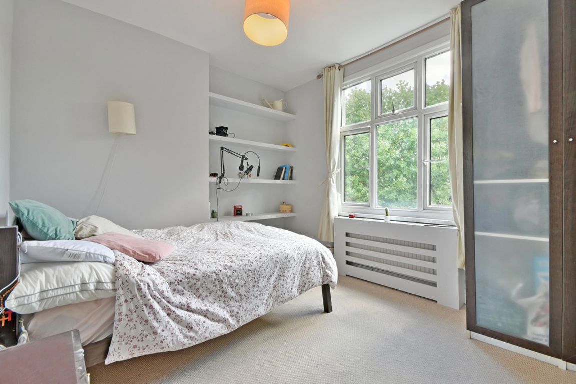 3 bed property in Chatsworth Road, London