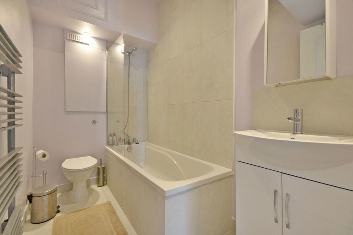 3 bed property in Chatsworth Road, London