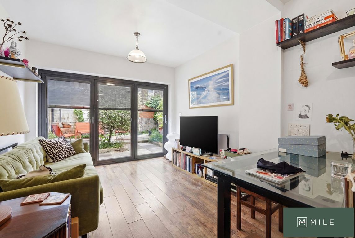 2 bed property in Scrubs Lane, London