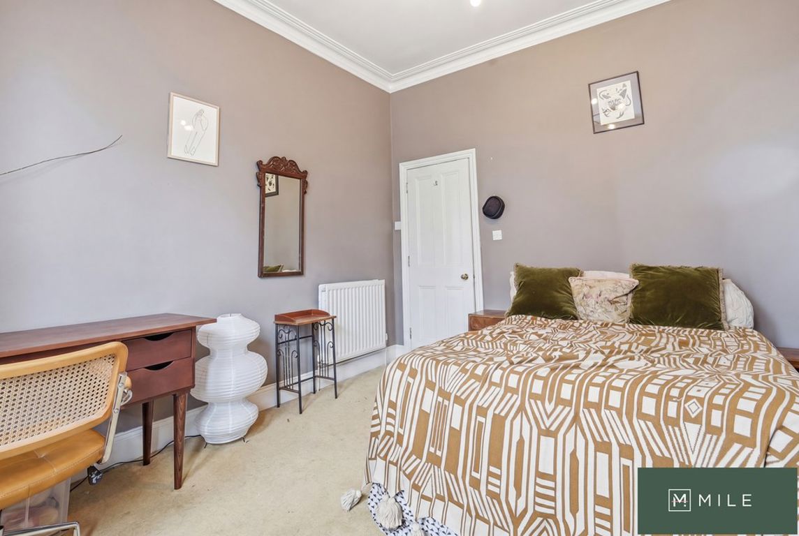 2 bed property in Scrubs Lane, London