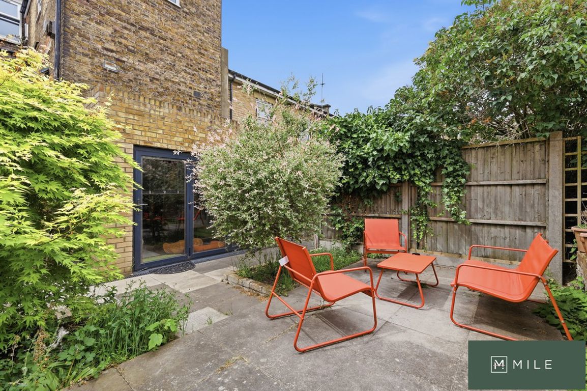 2 bed property in Scrubs Lane, London