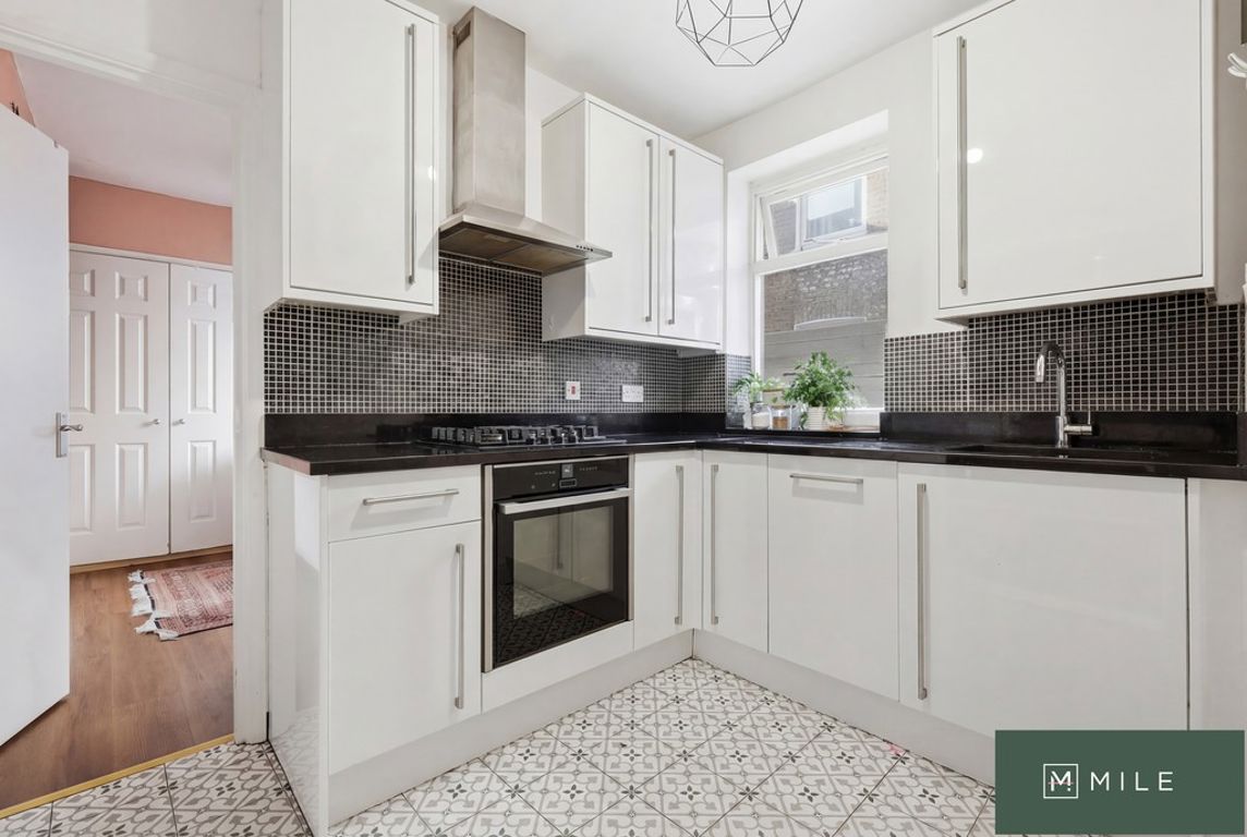 2 bed property in Malvern Road, London