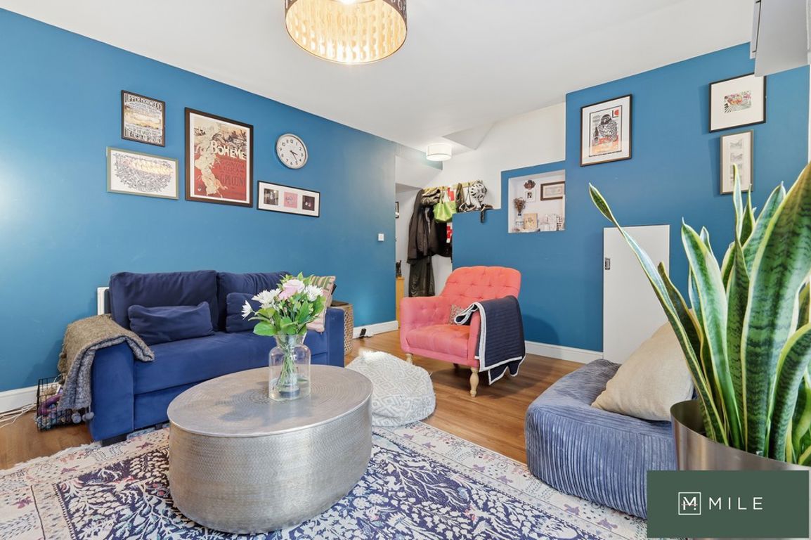 2 bed property in Malvern Road, London