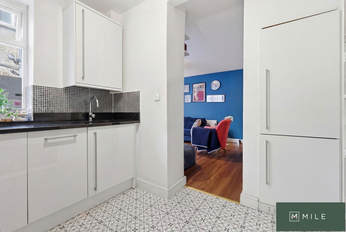 2 bed property in Malvern Road, London