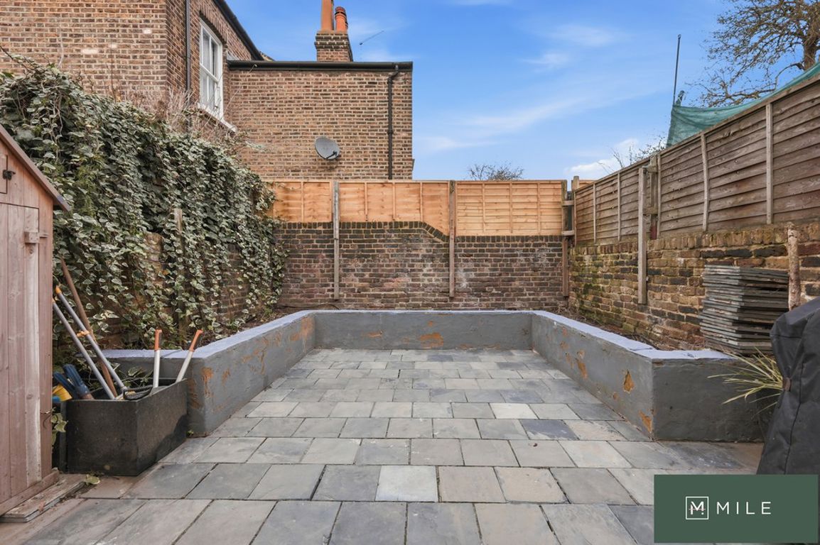 3 bed property in Droop Street, London
