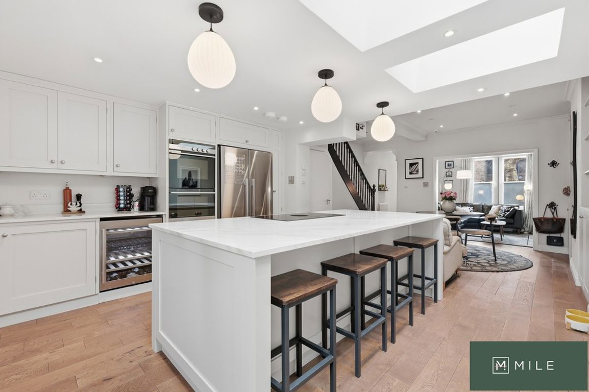 3 bed property in Droop Street, London