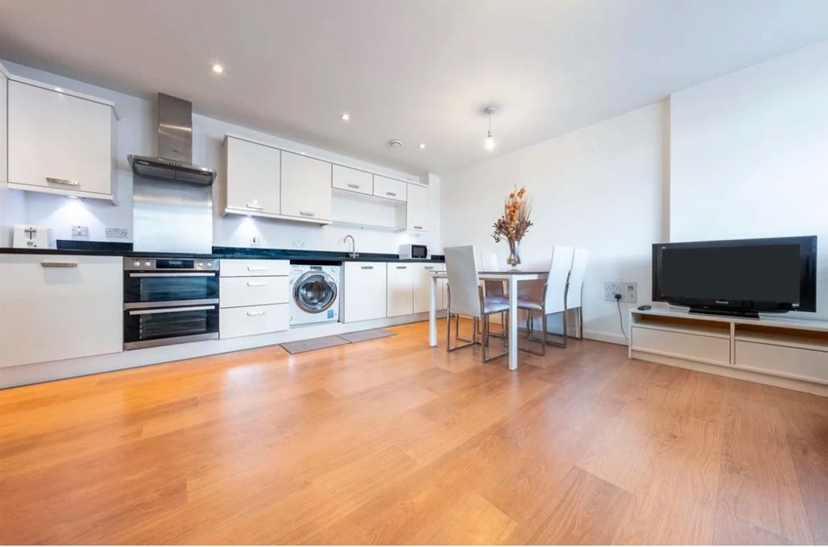 2 bed property in Chamberlayne Road, London