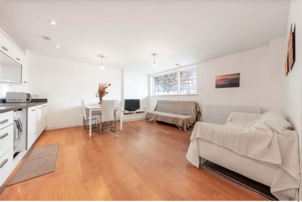 2 bed property in Chamberlayne Road, London
