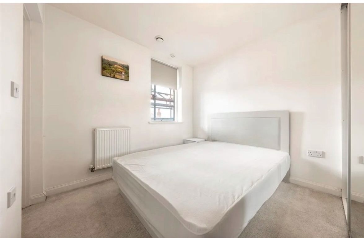 2 bed property in Chamberlayne Road, London