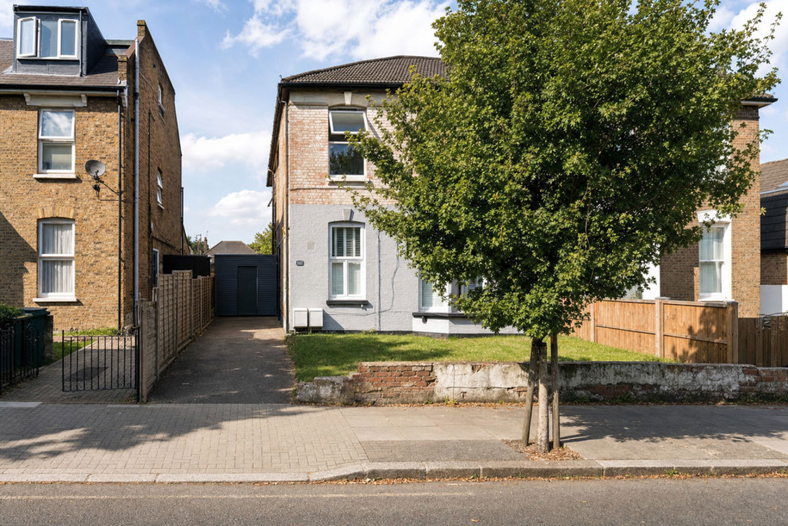 3 bed property in Greenhill Park, London