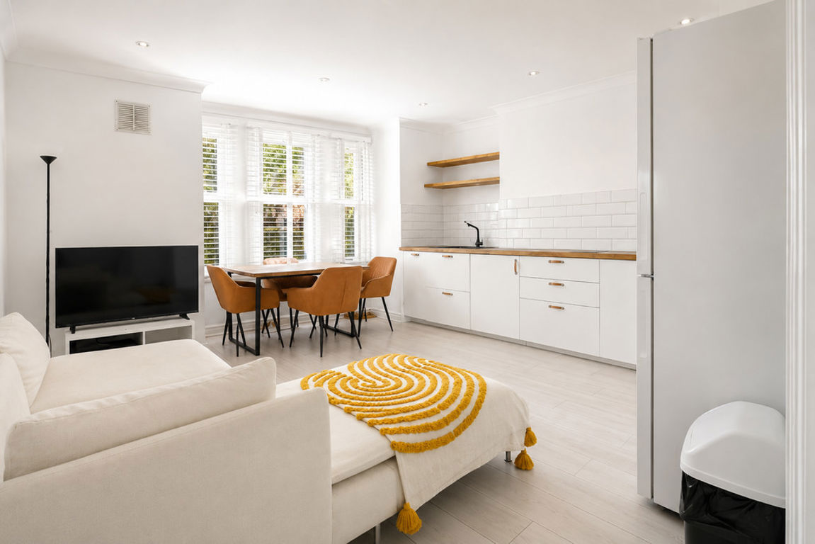2 bed property in Acton Lane, London