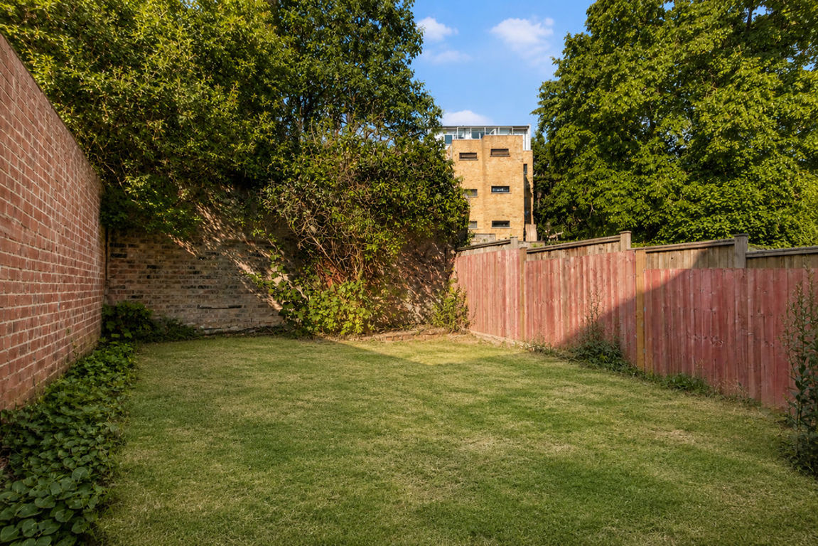 2 bed property in Acton Lane, London