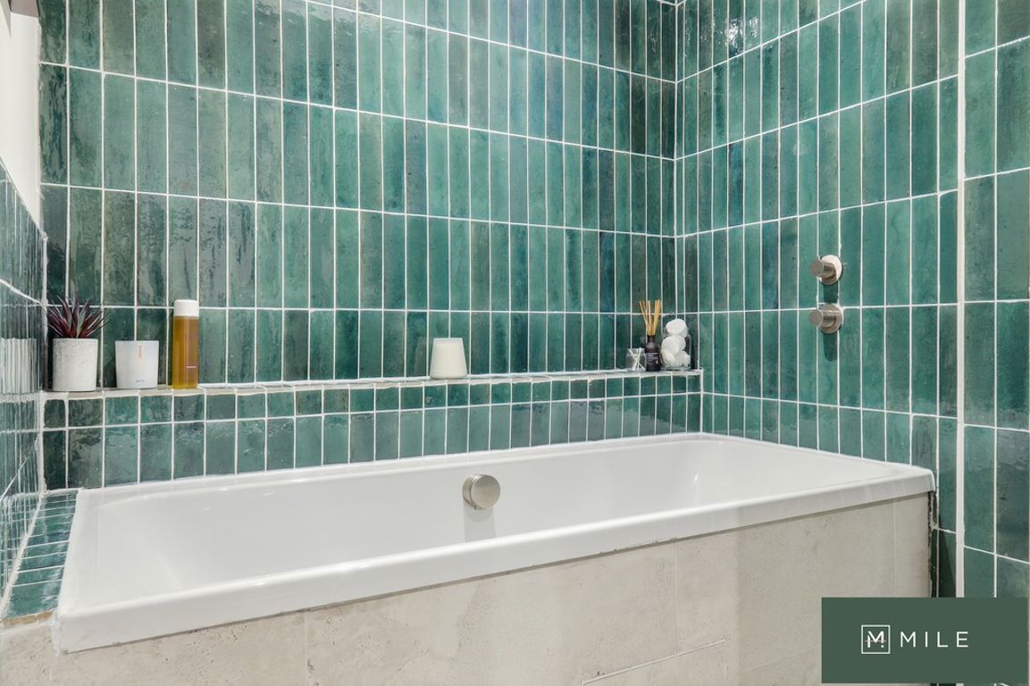 2 bed property in Purves Road, London