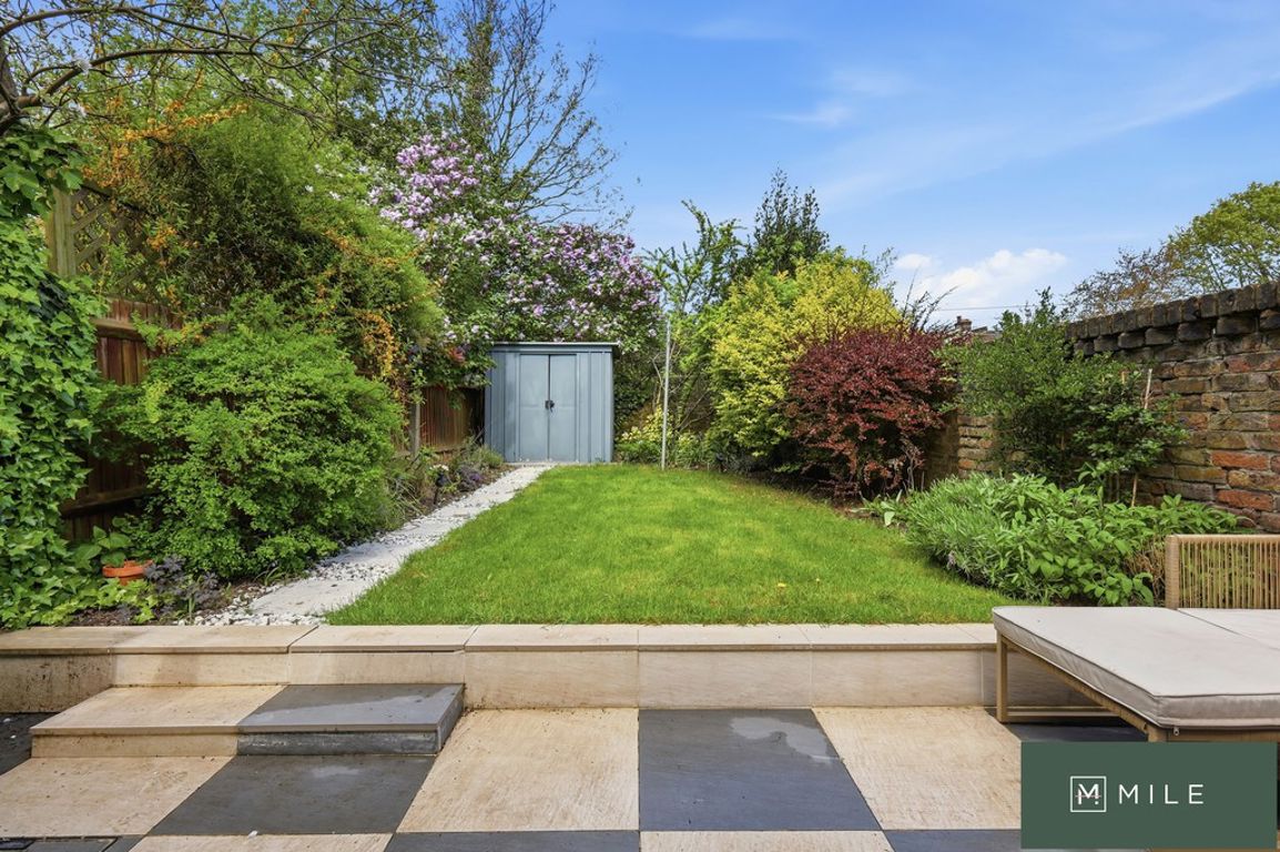 2 bed property in Purves Road, London