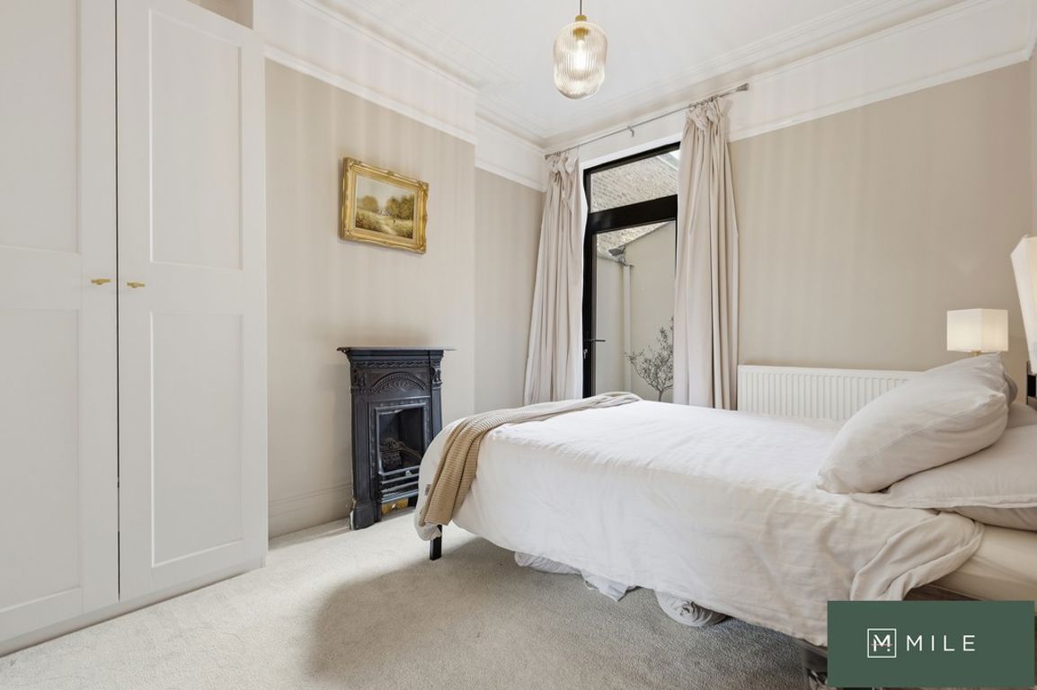 2 bed property in Purves Road, London