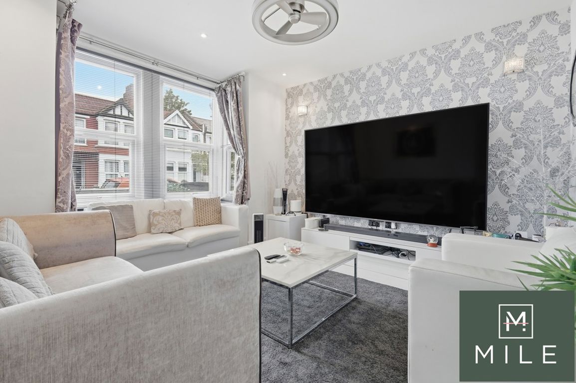 3 bed property in Yewfield Road, London