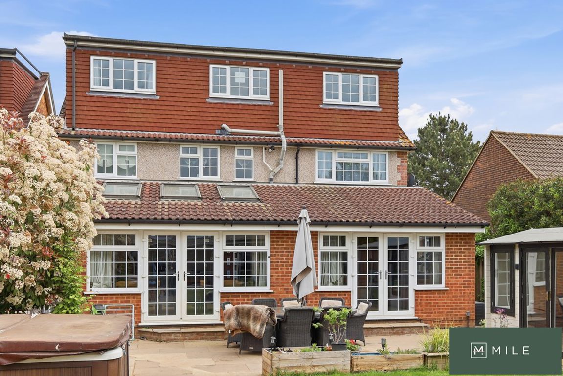 6 bed property in Colston Crescent, Waltham Cross