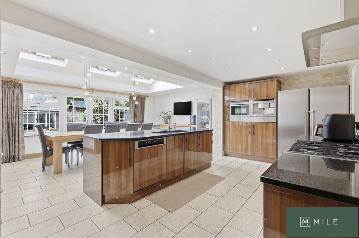 6 bed property in Colston Crescent, Waltham Cross