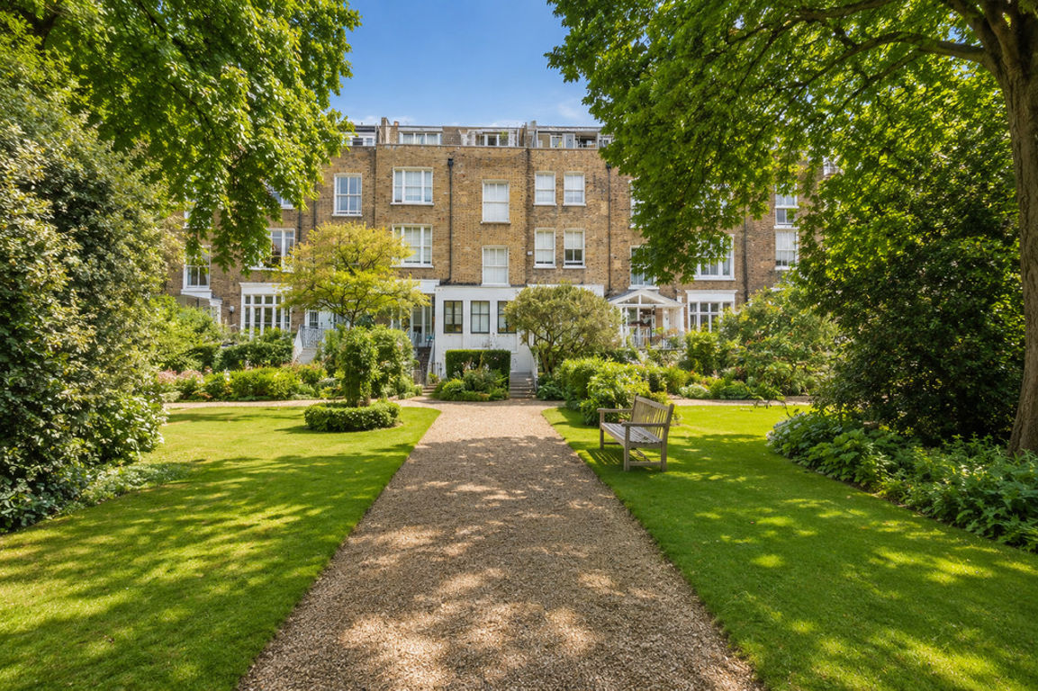 2 bed property in Holland Road, London