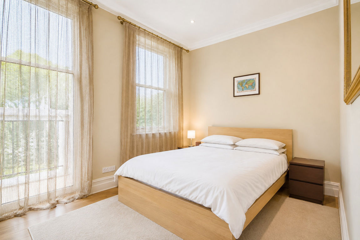 2 bed property in Holland Road, London