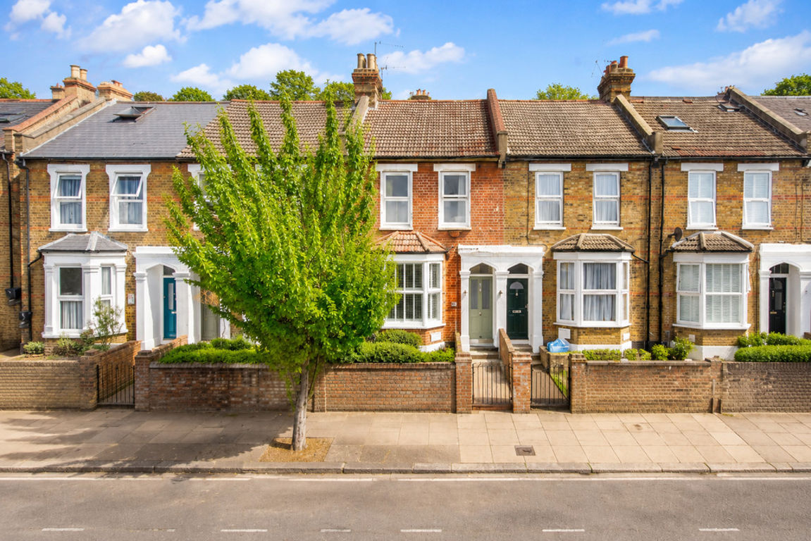 1 bed property in Buckingham Road, London