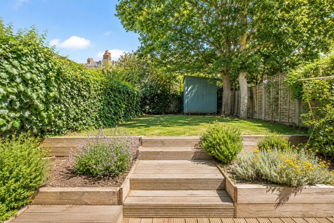 1 bed property in Buckingham Road, London