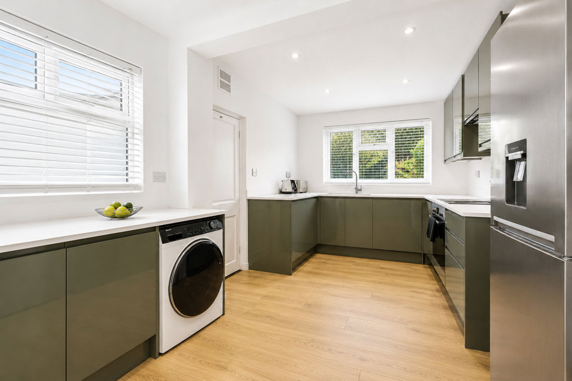 1 bed property in Buckingham Road, London