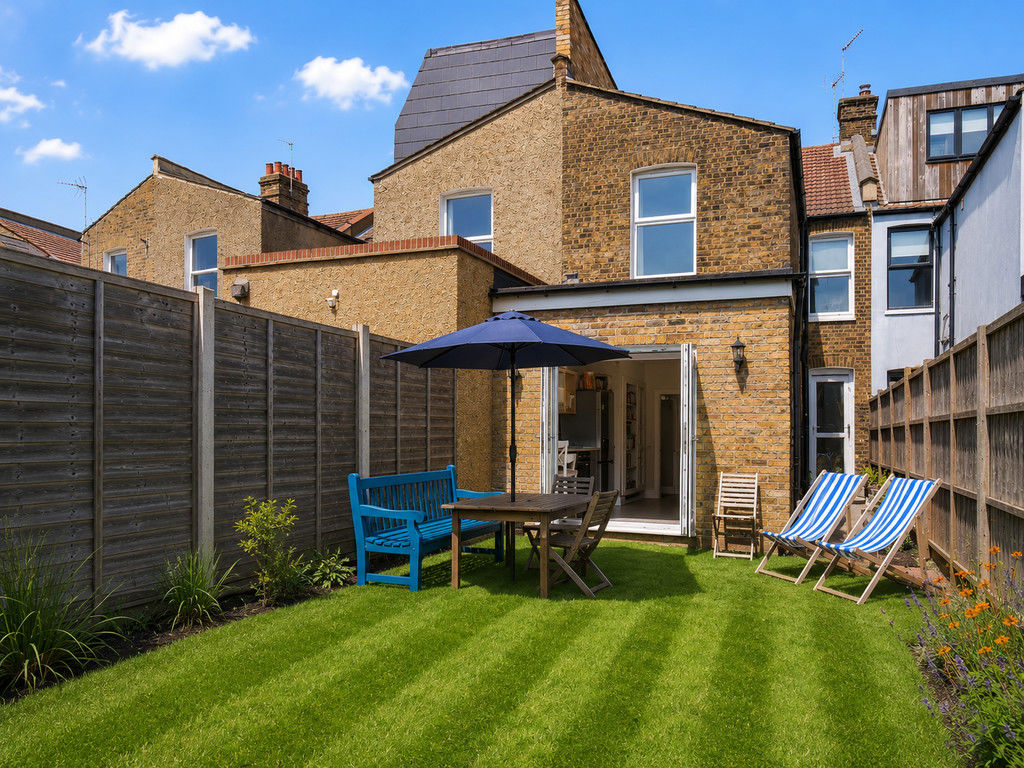 2 bed property in Leopold Road, London