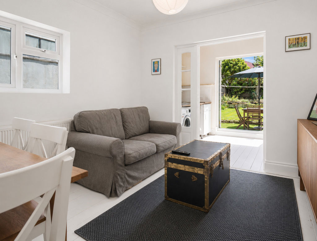 2 bed property in Leopold Road, London