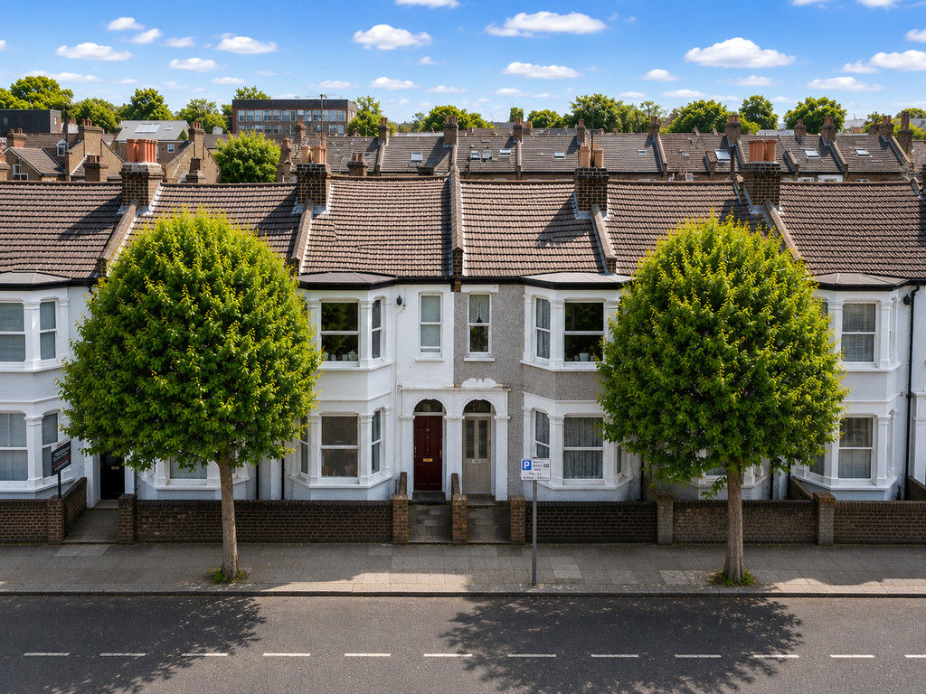 2 bed property in Leopold Road, London