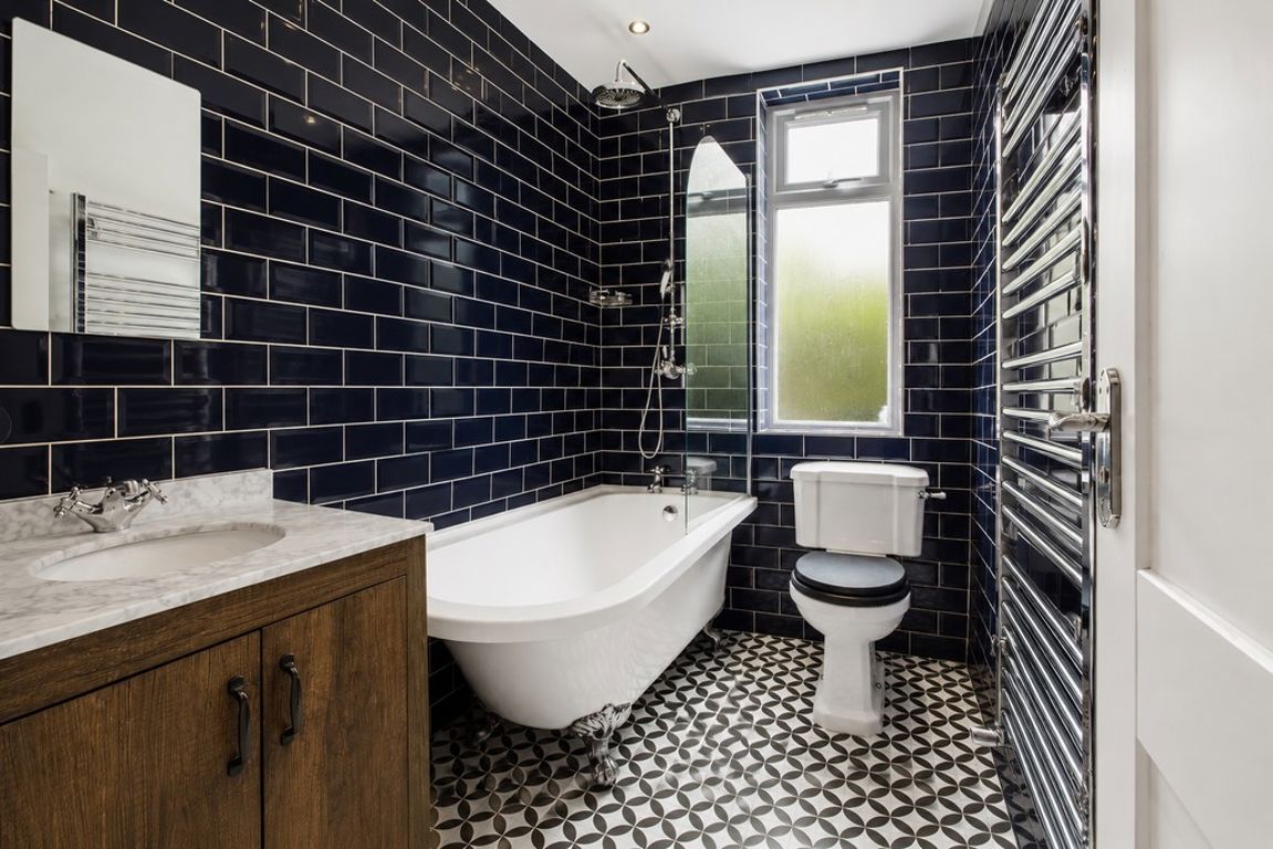 2 bed property in Roundwood Road, London