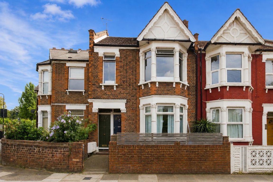 2 bed property in Roundwood Road, London