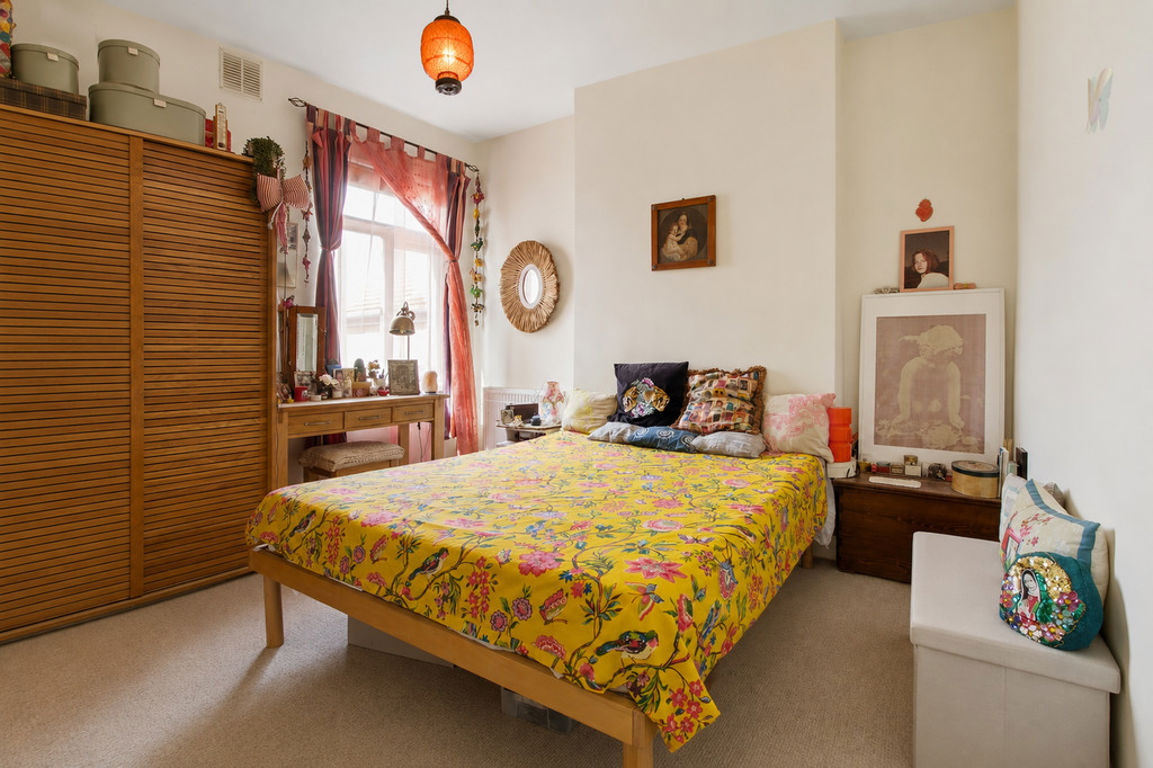 2 bed property in Wendover Road, London