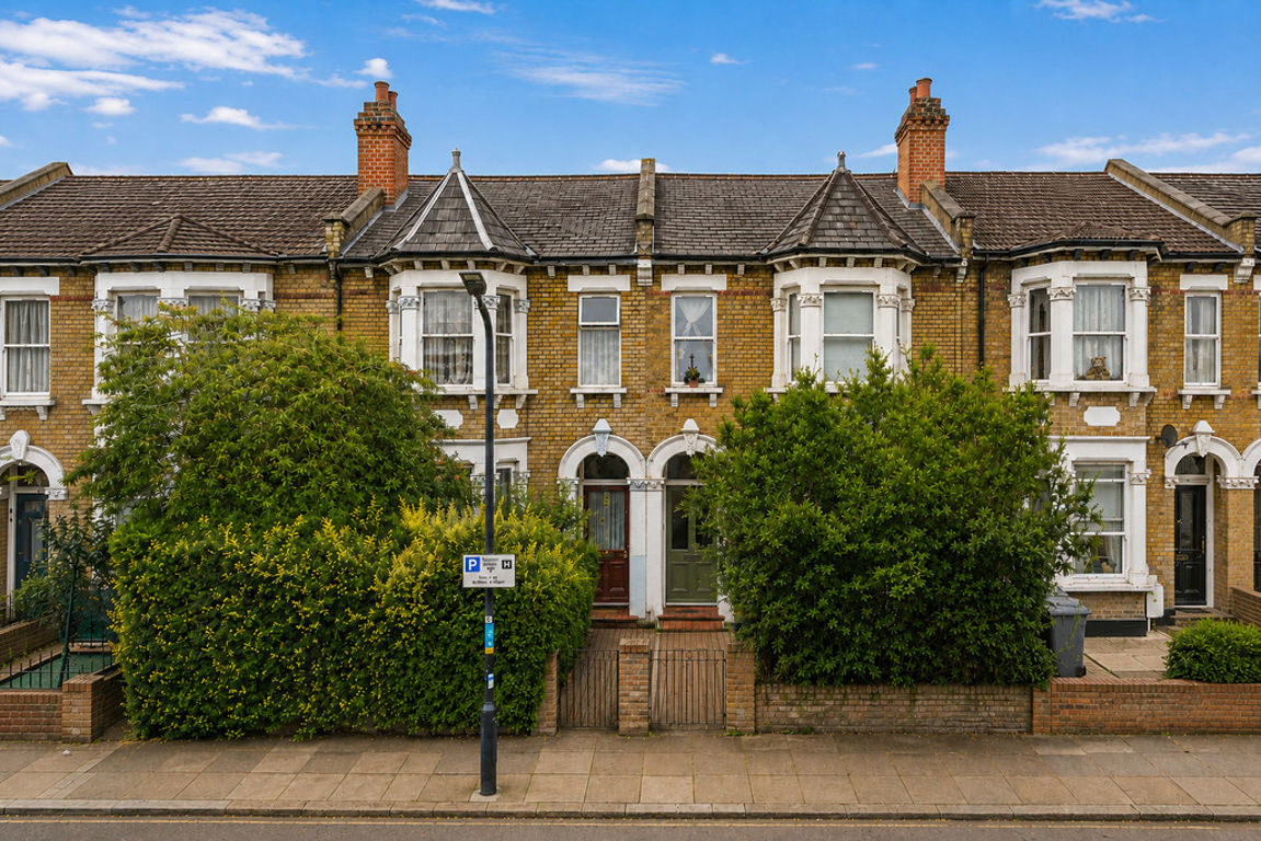 2 bed property in Wendover Road, London