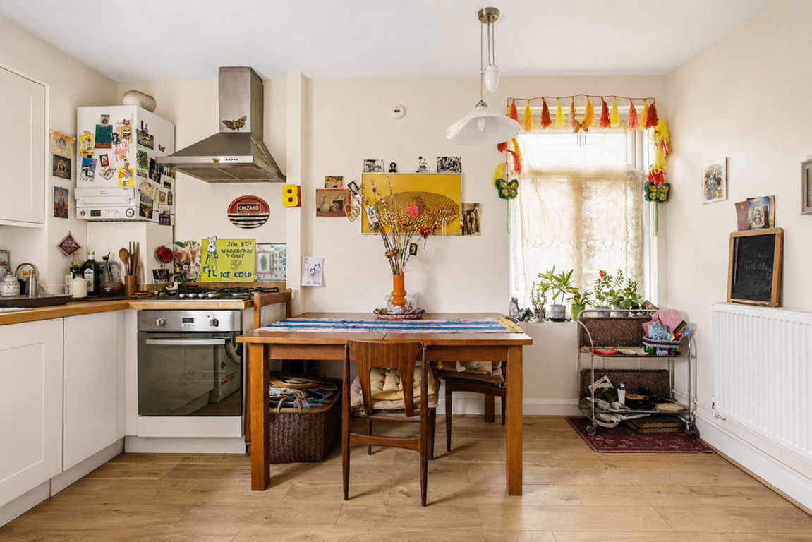 2 bed property in Wendover Road, London