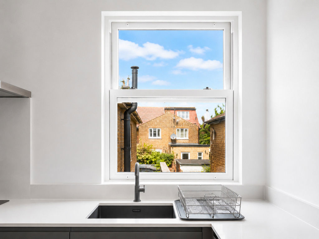 3 bed property in Radcliffe Avenue, London