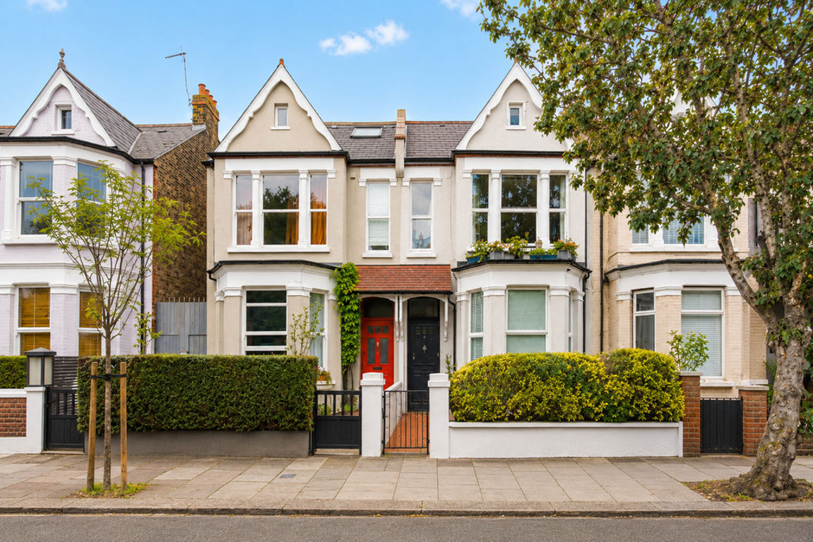 3 bed property in Radcliffe Avenue, London