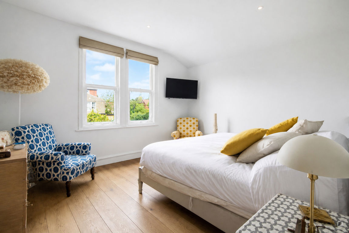 3 bed property in Radcliffe Avenue, London
