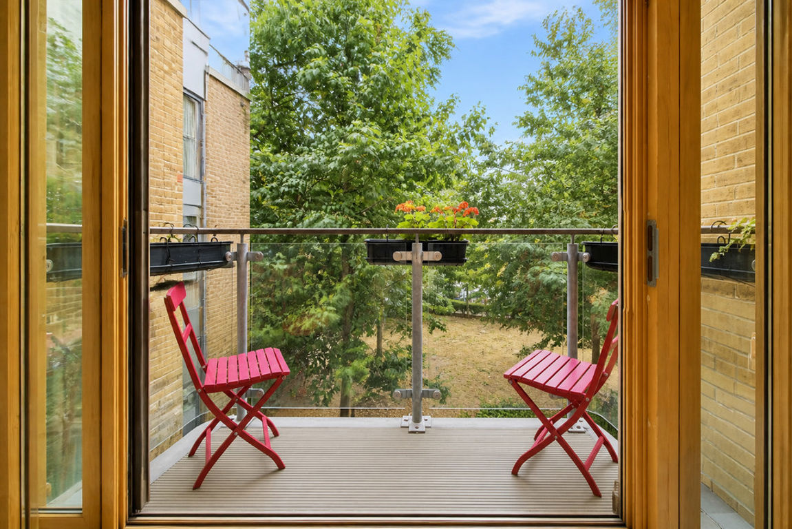 1 bed property in Ainsworth Court, London