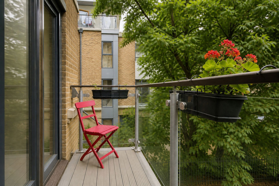 1 bed property in Ainsworth Court, London